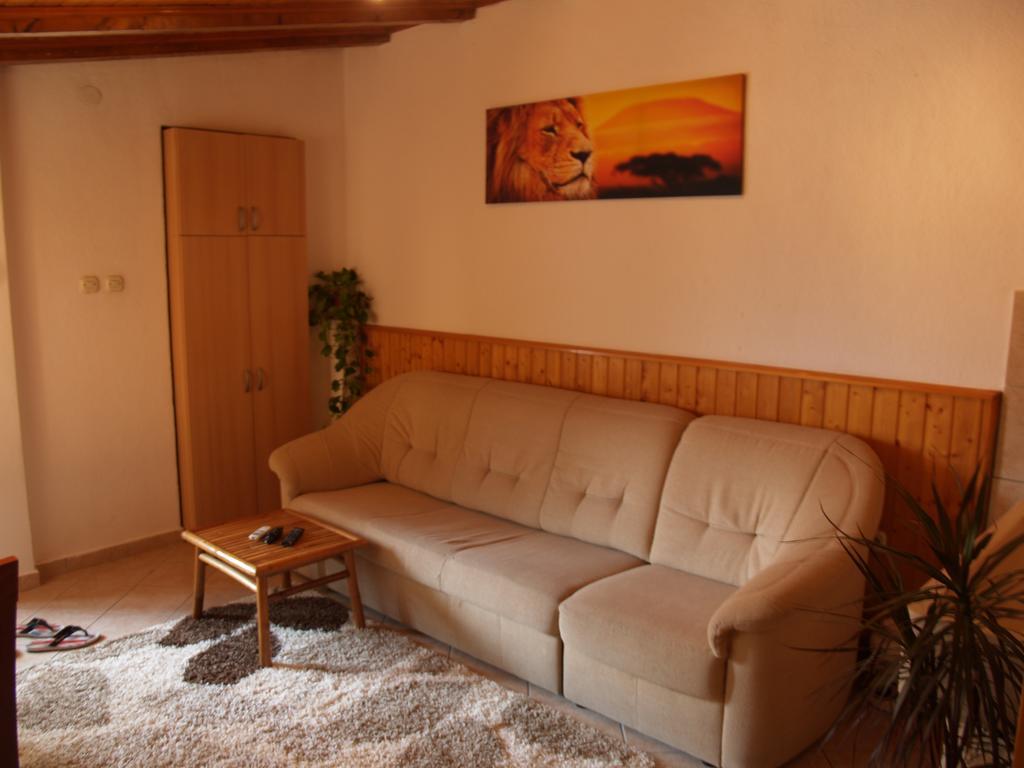 Apartments Pharia Jelsa  Szoba fotó